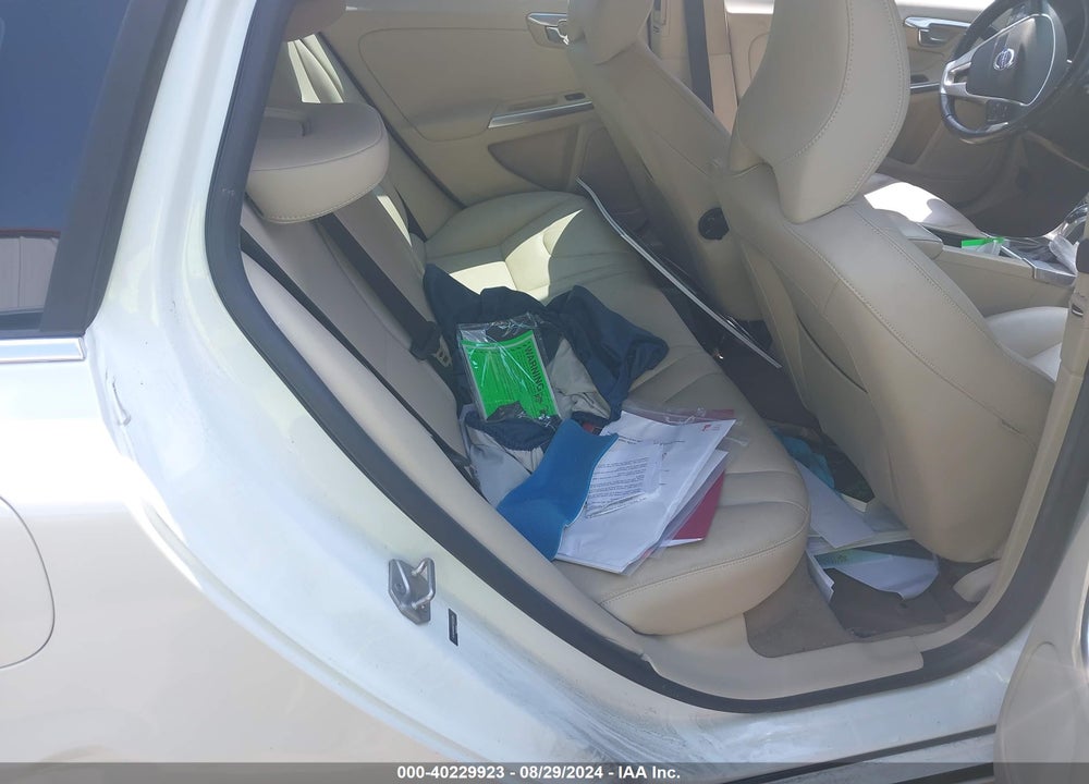 2015 VOLVO V60 VIN: YV140MEBXF1207298