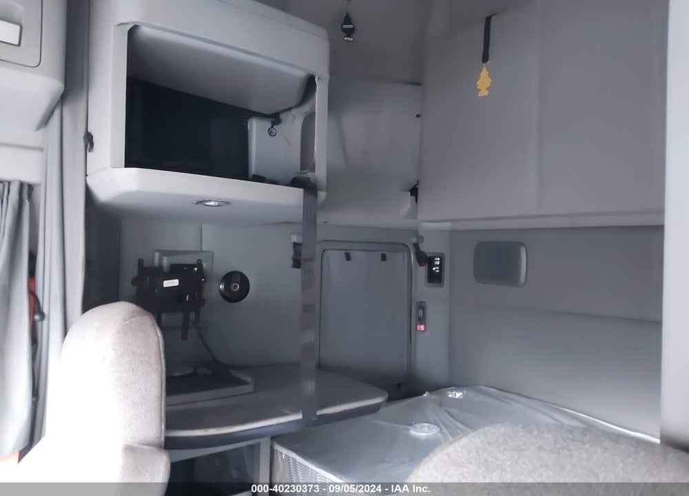 2020 KENWORTH T680 VIN: 1XKYDP9XXLJ346477