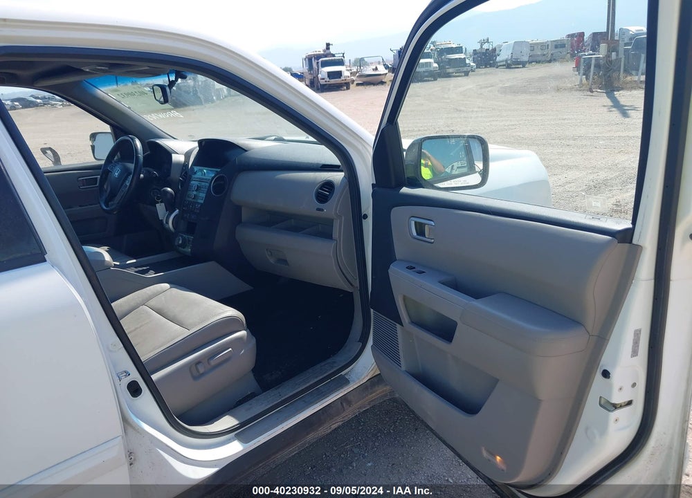2011 HONDA PILOT EX-L VIN: 5FNYF4H78BB016204