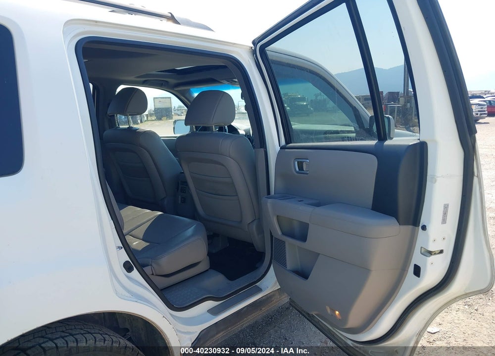 2011 HONDA PILOT EX-L VIN: 5FNYF4H78BB016204