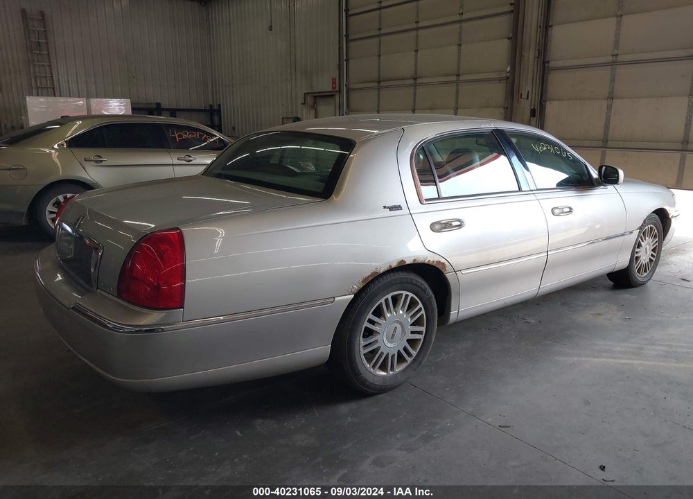 2007 LINCOLN TOWN CAR SIGNATURE LIMITED VIN: 1LNHM82V27Y635713
