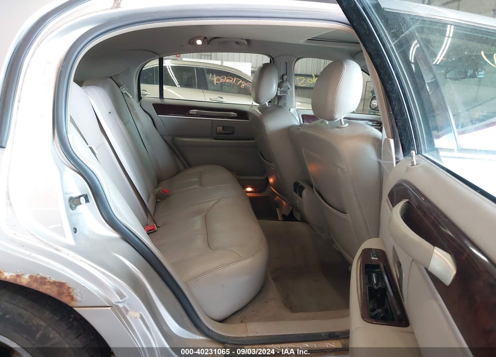 2007 LINCOLN TOWN CAR SIGNATURE LIMITED VIN: 1LNHM82V27Y635713