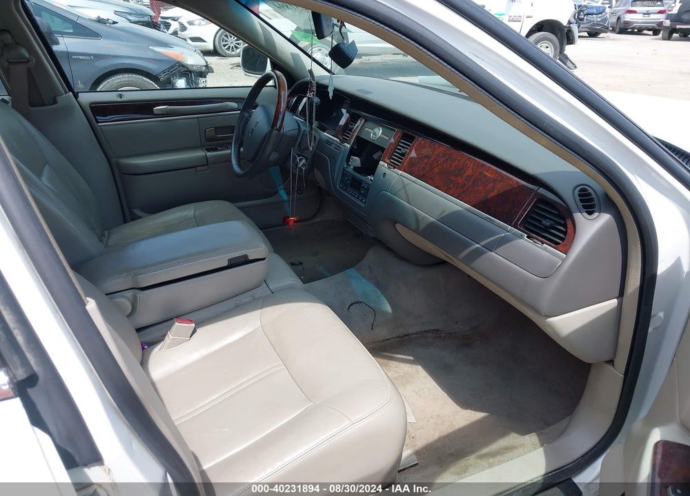 2008 LINCOLN TOWN CAR SIGNATURE LIMITED VIN: 2LNHM82W28X645474