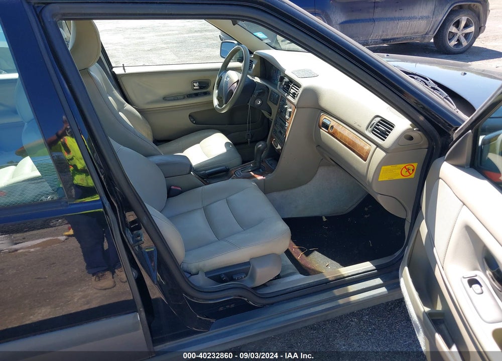 1999 VOLVO V70 XC VIN: YV1LZ56D3X2552689