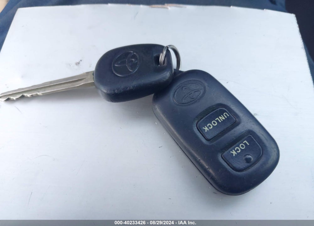 2005 TOYOTA COROLLA LE VIN: 1NXBR32E05Z459470