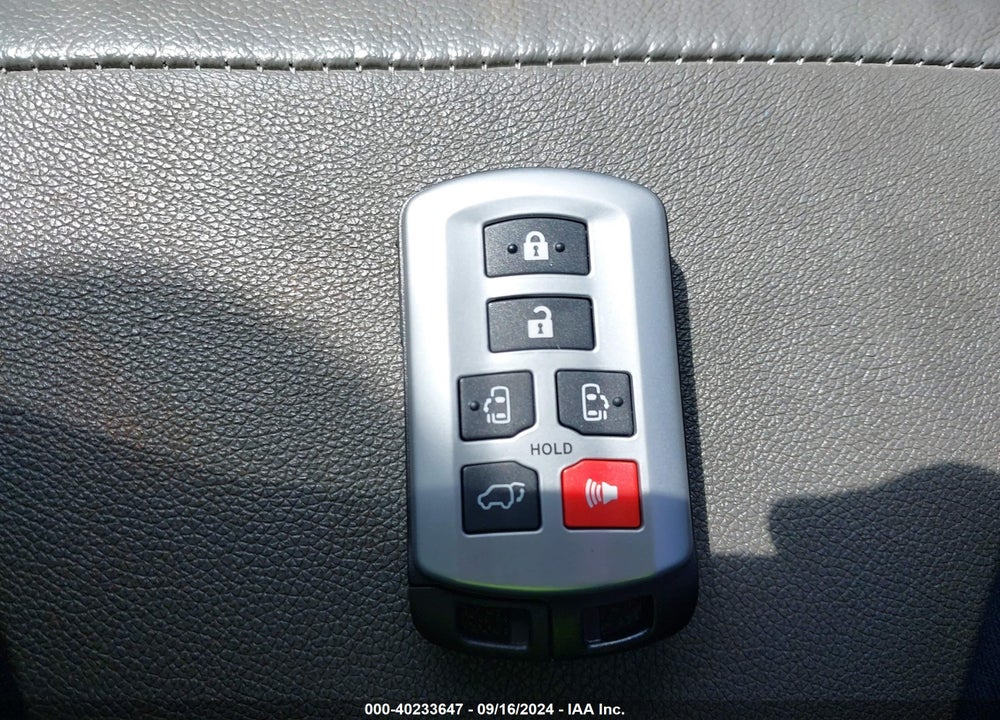 2014 TOYOTA SIENNA XLE V6 8 PASSENGER VIN: 5TDYK3DC7ES418580