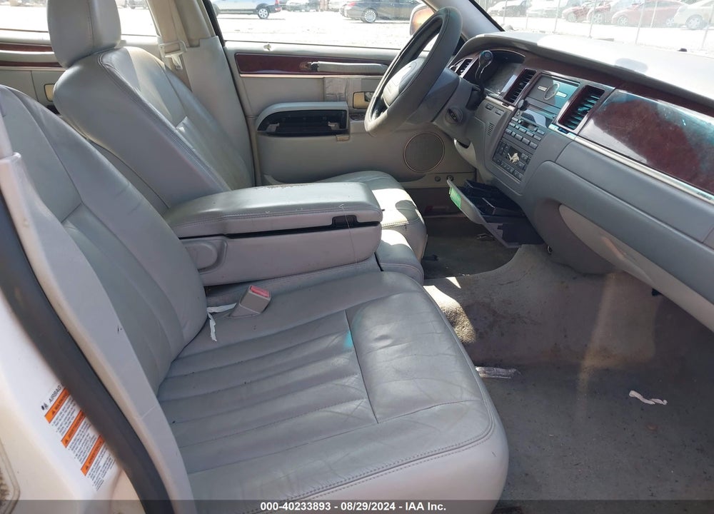 2004 LINCOLN TOWN CAR SIGNATURE VIN: 1LNHM81W84Y625855