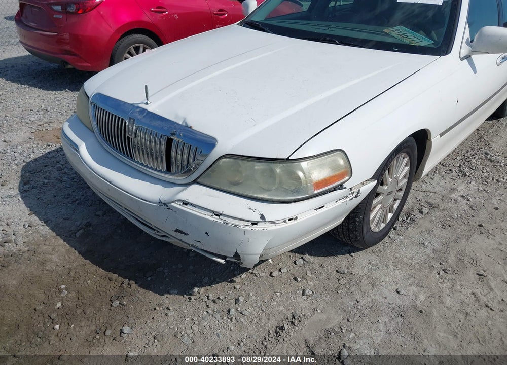 2004 LINCOLN TOWN CAR SIGNATURE VIN: 1LNHM81W84Y625855