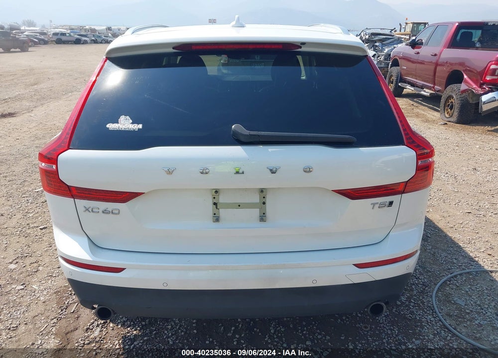2018 VOLVO XC60 T5 MOMENTUM VIN: LYV102RK8JB122615
