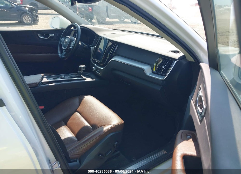 2018 VOLVO XC60 T5 MOMENTUM VIN: LYV102RK8JB122615