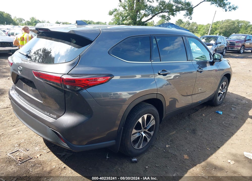 2022 TOYOTA HIGHLANDER XLE VIN: 5TDGZRBH0NS197025