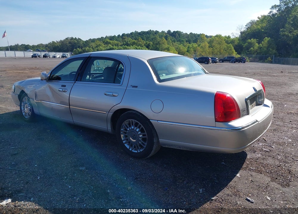 2009 LINCOLN TOWN CAR SIGNATURE LIMITED VIN: 2LNHM82VX9X636613