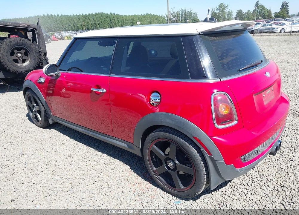 2008 MINI COOPER S VIN: WMWMF73558TV35896