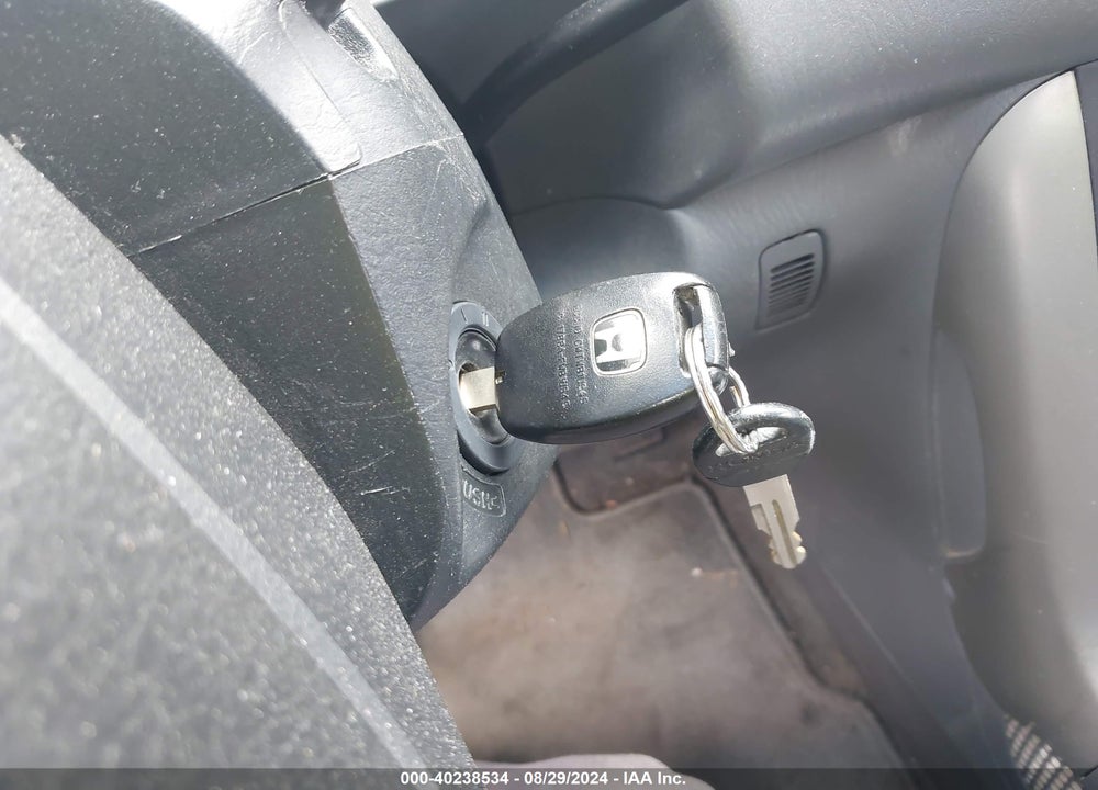 2005 HONDA PILOT LX VIN: 2HKYF181X5H573020