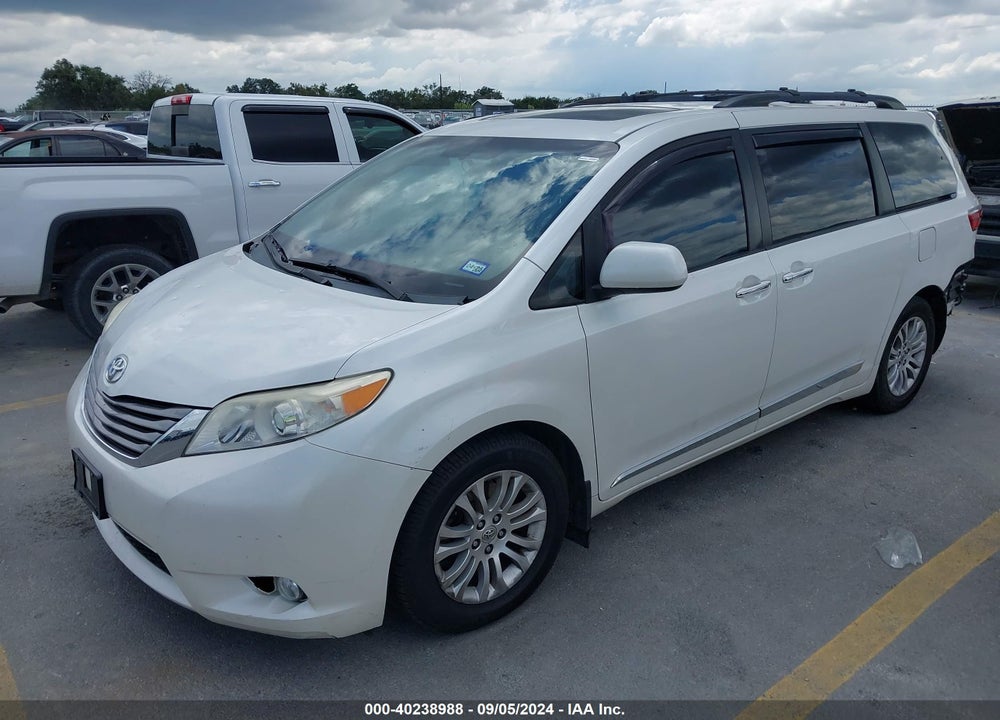 2015 TOYOTA SIENNA XLE 8 PASSENGER VIN: 5TDYK3DC3FS664592