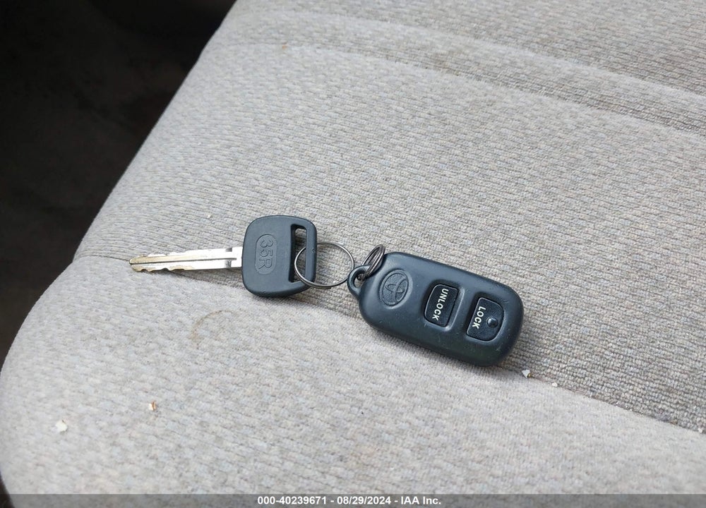 2000 TOYOTA CAMRY LE VIN: 4T1BG22K2YU733603