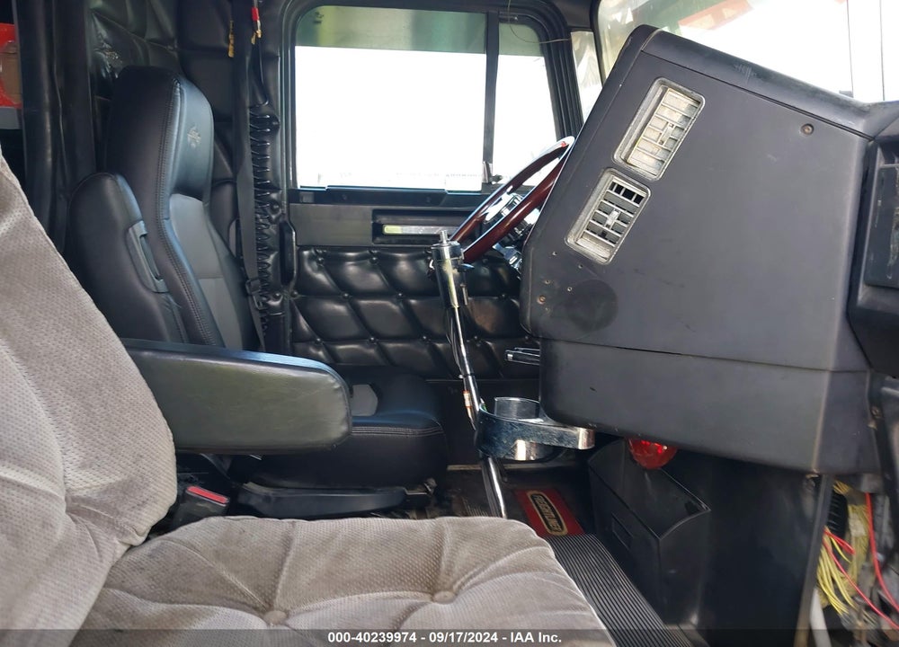 2000 FREIGHTLINER FLD120 VIN: 1FUPCSZB2YPB96169