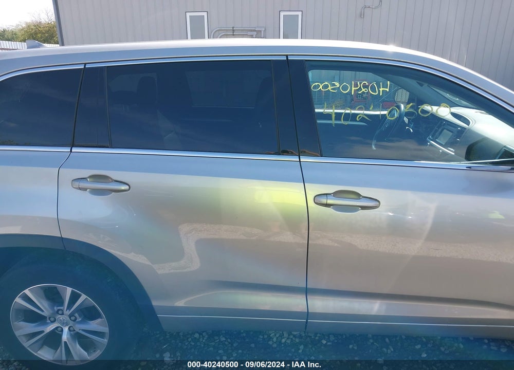 2015 TOYOTA HIGHLANDER LE PLUS V6 VIN: 5TDBKRFH5FS082009
