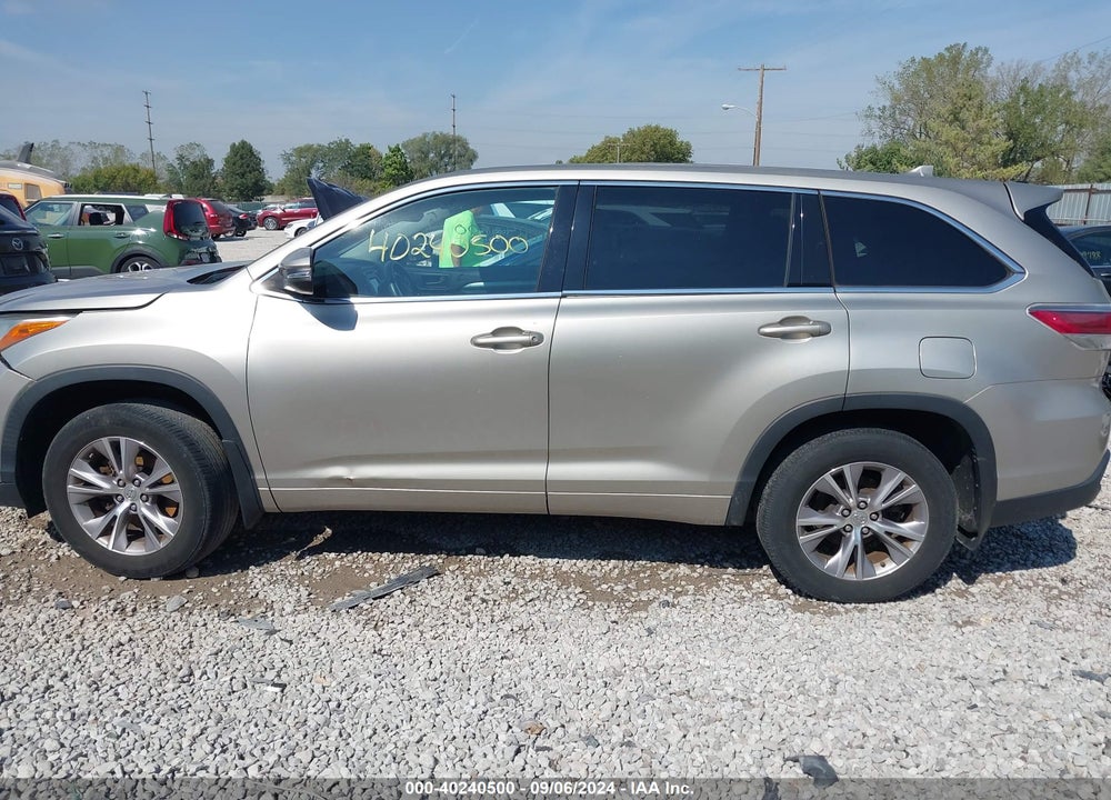 2015 TOYOTA HIGHLANDER LE PLUS V6 VIN: 5TDBKRFH5FS082009