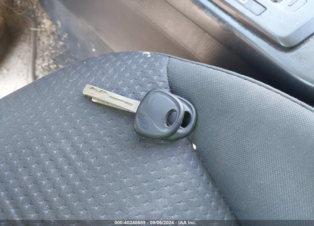 2011 KIA SORENTO LX VIN: 5XYKT3A14BG105159