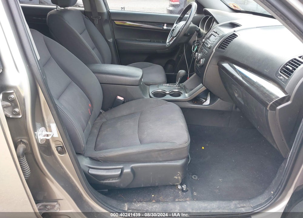 2011 KIA SORENTO LX VIN: 5XYKTDA19BG118544
