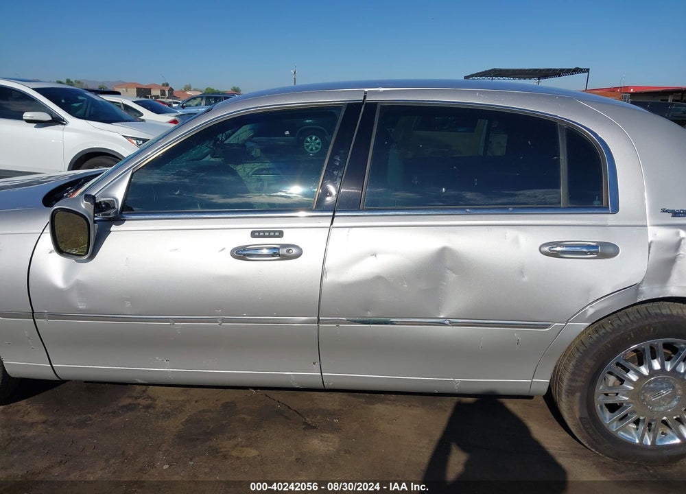 2009 LINCOLN TOWN CAR VIN: 2LNHM82V59X636647