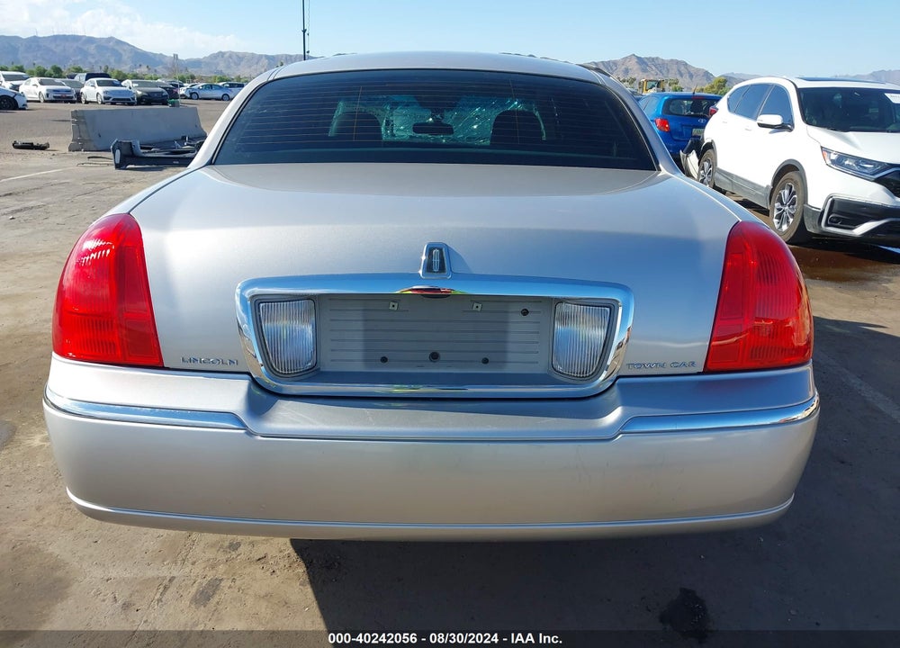 2009 LINCOLN TOWN CAR VIN: 2LNHM82V59X636647