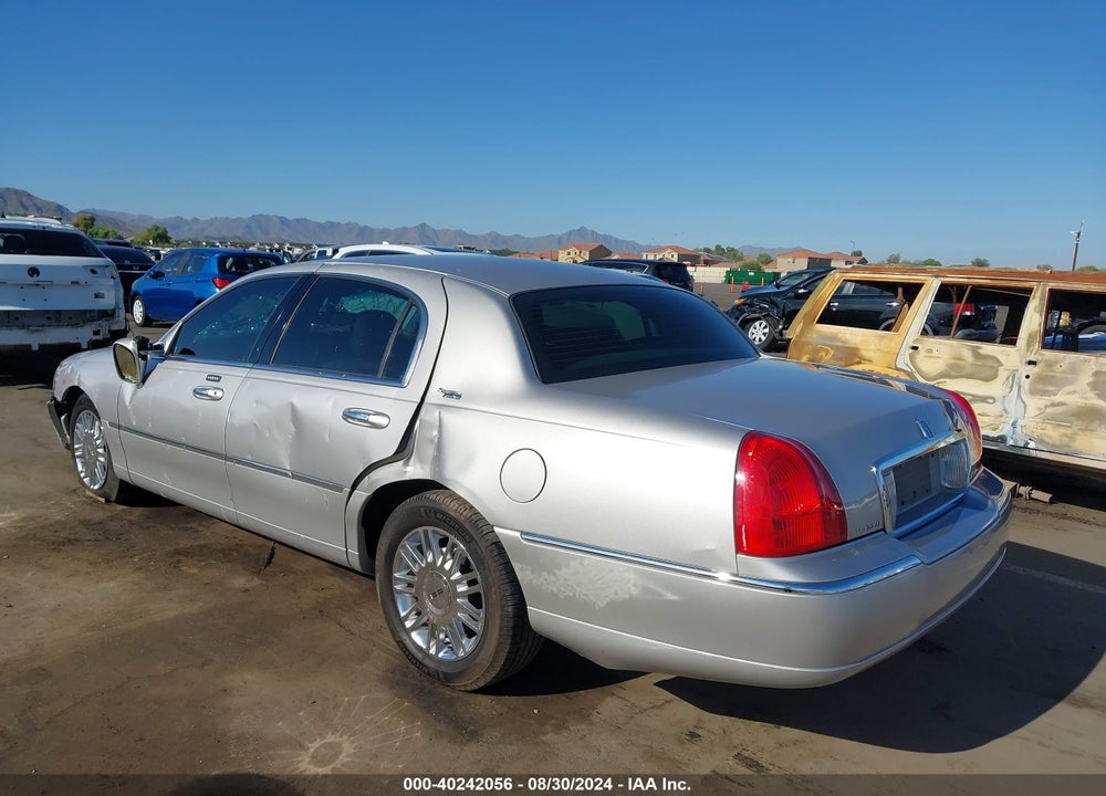 2009 LINCOLN TOWN CAR VIN: 2LNHM82V59X636647