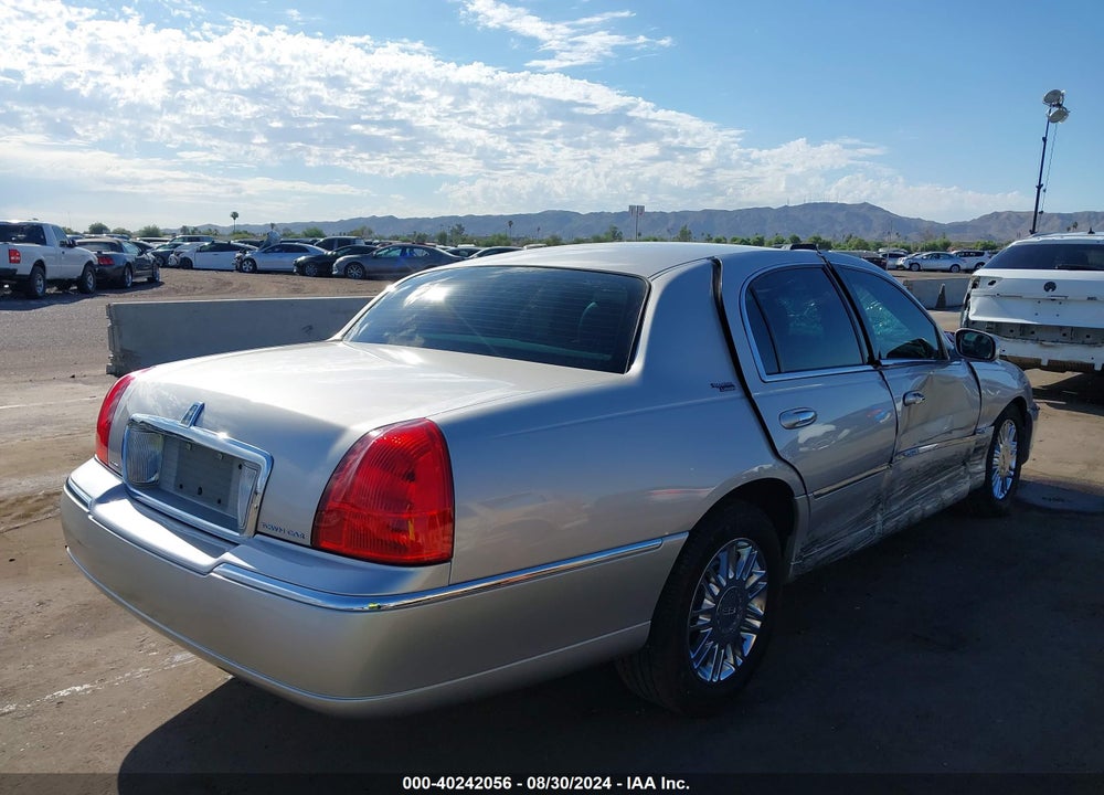 2009 LINCOLN TOWN CAR VIN: 2LNHM82V59X636647