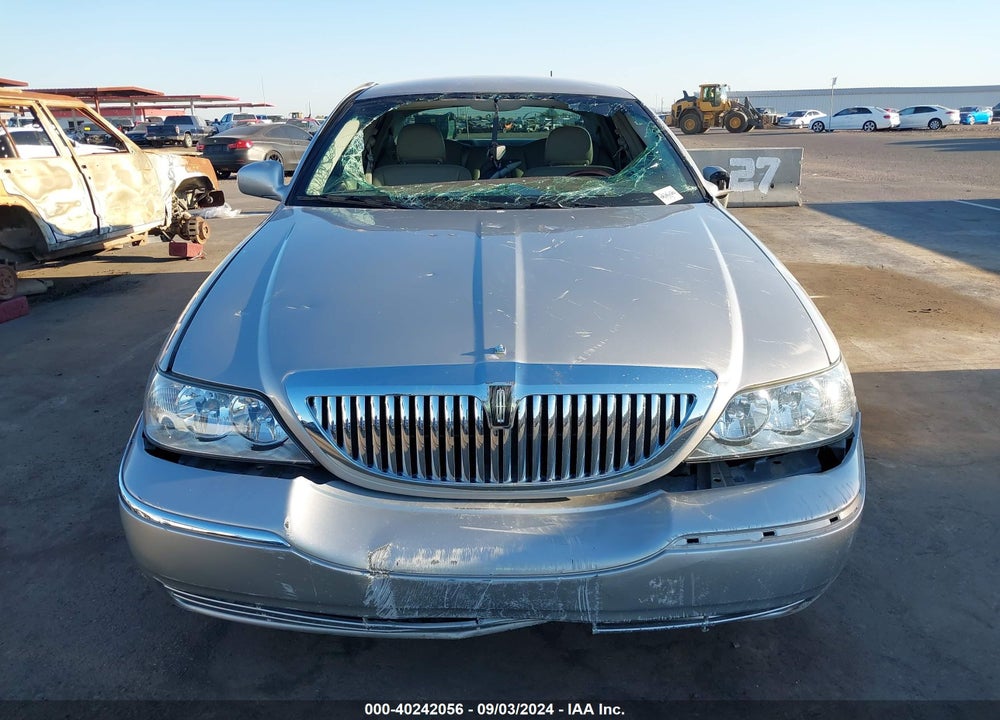 2009 LINCOLN TOWN CAR VIN: 2LNHM82V59X636647