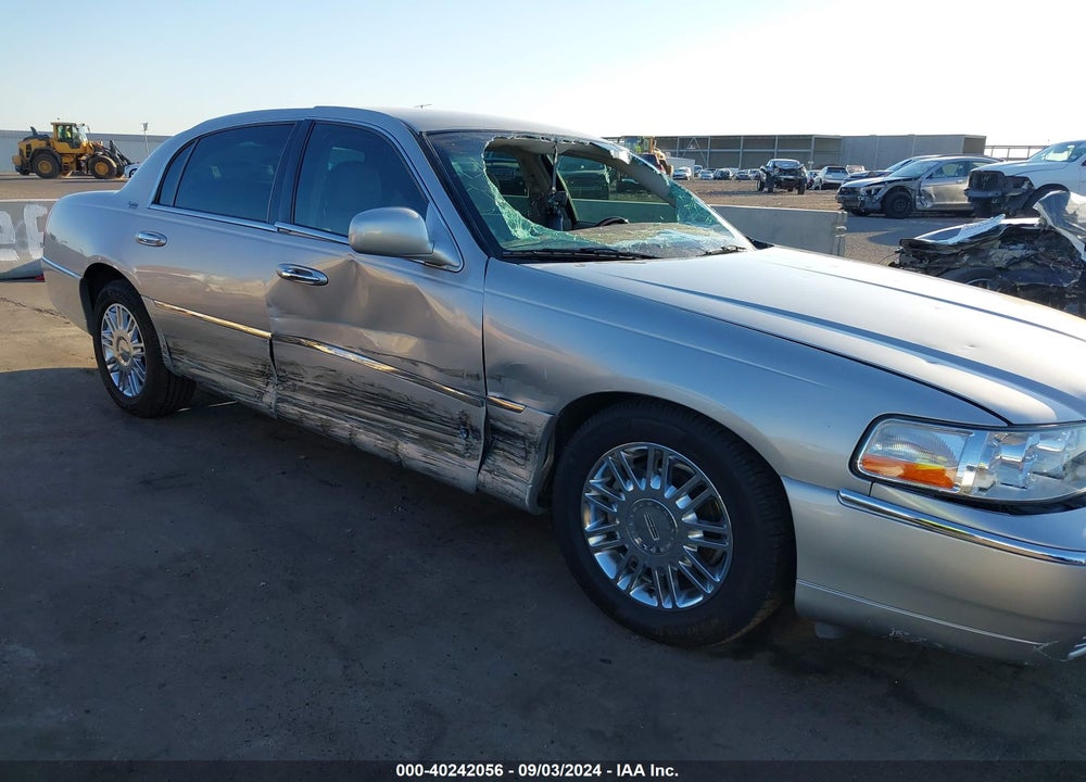 2009 LINCOLN TOWN CAR VIN: 2LNHM82V59X636647