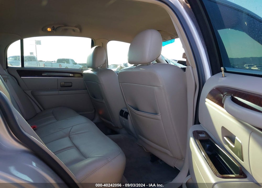 2009 LINCOLN TOWN CAR VIN: 2LNHM82V59X636647