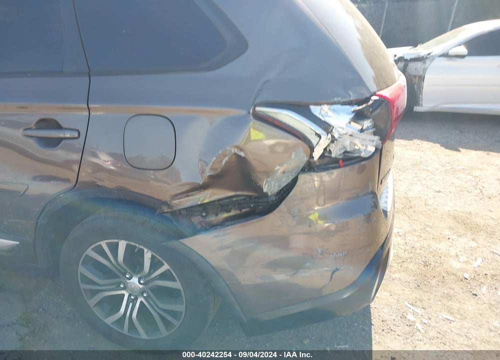 2017 MITSUBISHI OUTLANDER ES VIN: JA4AD2A33HZ035775