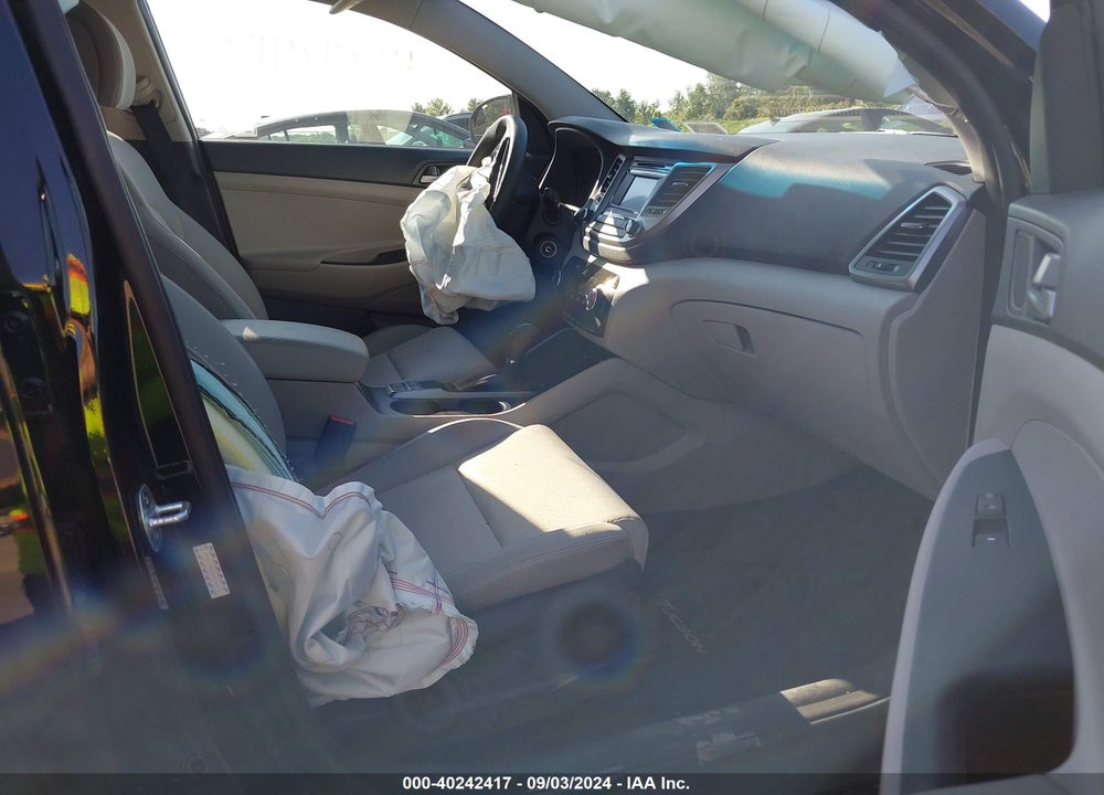 2017 HYUNDAI TUCSON SE VIN: KM8J3CA47HU262810
