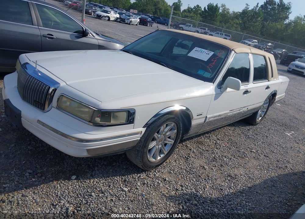 1995 LINCOLN TOWN CAR SIGNATURE/SPINNAKER VIN: 1LNLM82W7SY692629