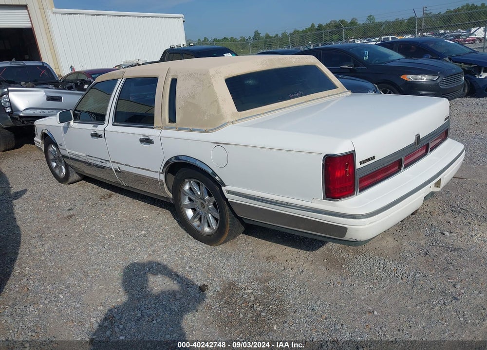 1995 LINCOLN TOWN CAR SIGNATURE/SPINNAKER VIN: 1LNLM82W7SY692629