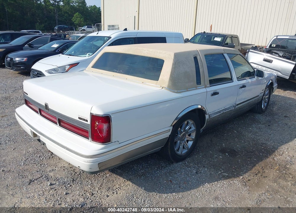1995 LINCOLN TOWN CAR SIGNATURE/SPINNAKER VIN: 1LNLM82W7SY692629