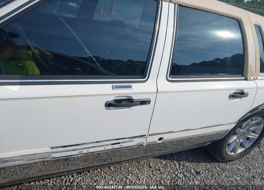 1995 LINCOLN TOWN CAR SIGNATURE/SPINNAKER VIN: 1LNLM82W7SY692629