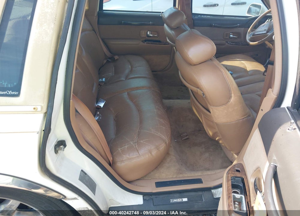 1995 LINCOLN TOWN CAR SIGNATURE/SPINNAKER VIN: 1LNLM82W7SY692629