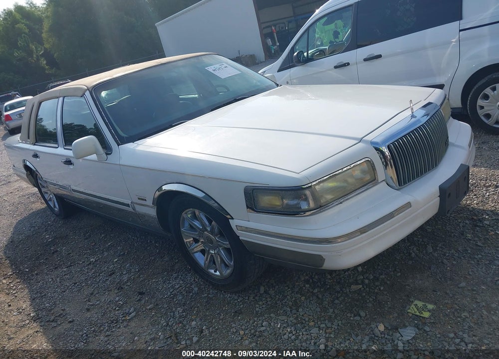 1995 LINCOLN TOWN CAR SIGNATURE/SPINNAKER VIN: 1LNLM82W7SY692629