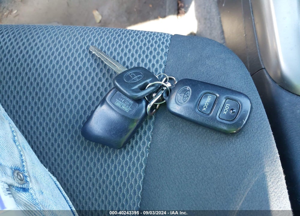 2005 TOYOTA RAV4 VIN: JTEHD20V850037394