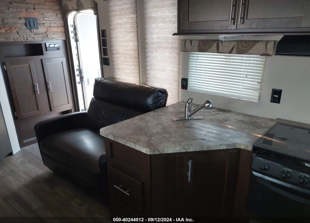 2016 FOREST RIVER CHEROKEE VIN: 4X4TCKZ23GK031899