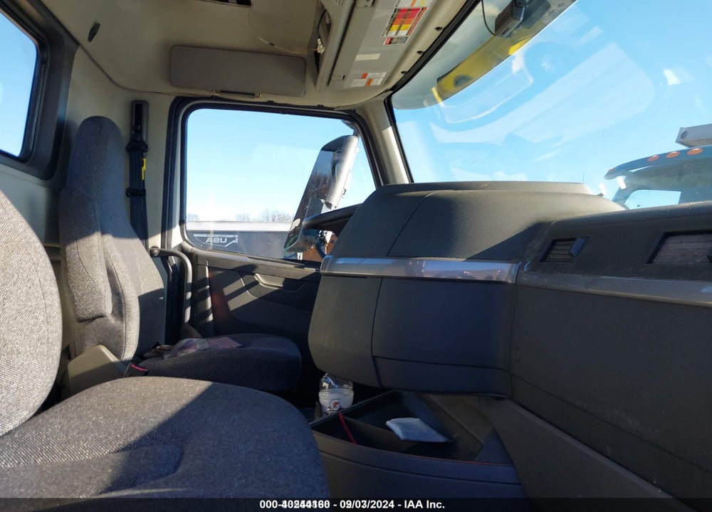 2019 VOLVO VNR VIN: 4V4WC9EHXKN198956