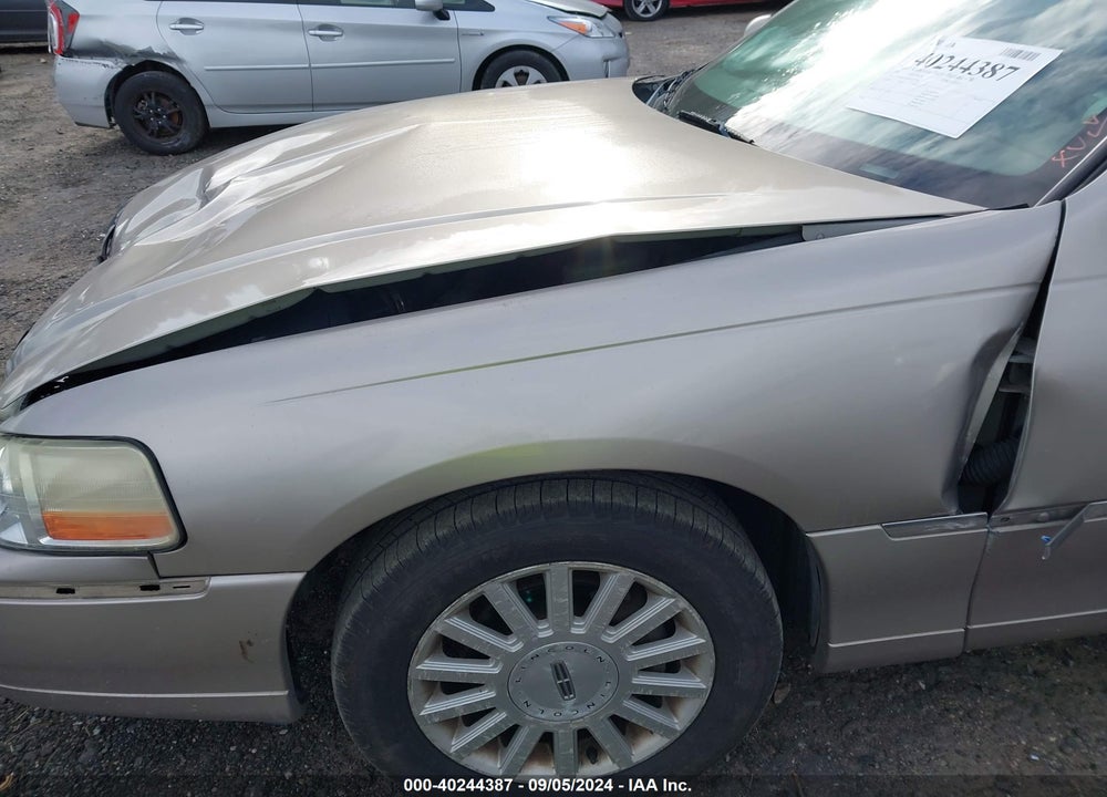 2003 LINCOLN TOWN CAR SIGNATURE VIN: 1LNHM82W33Y678718