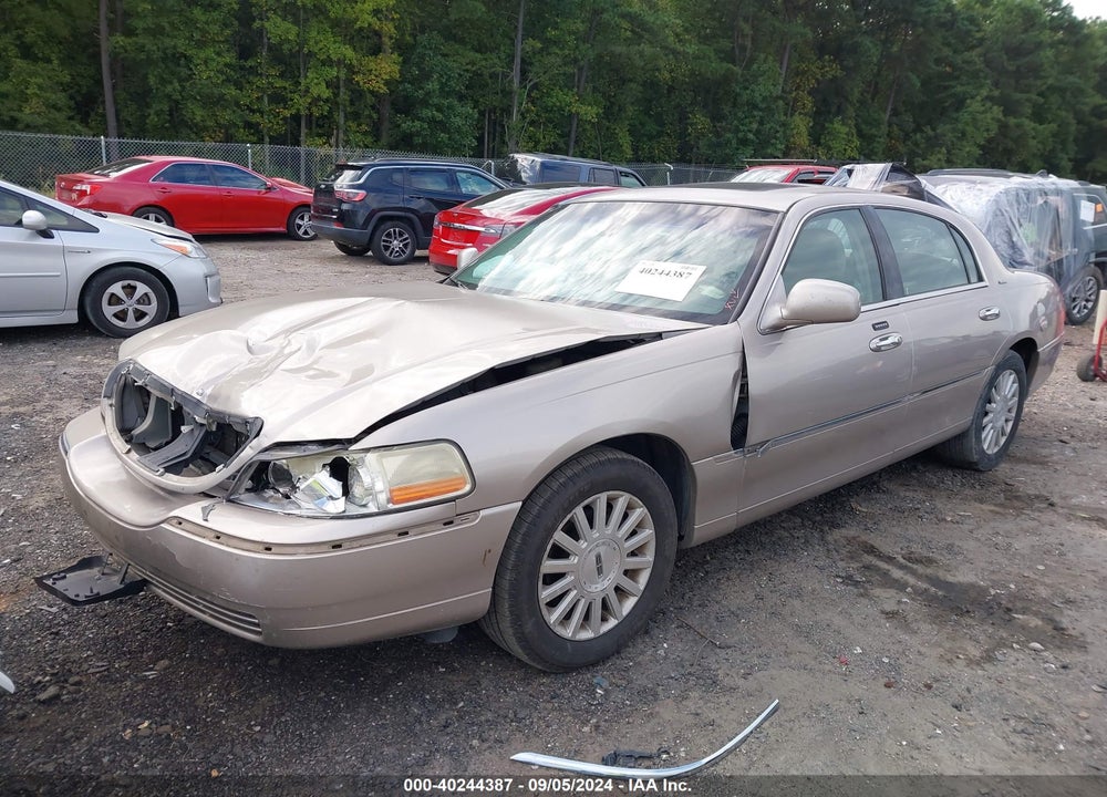 2003 LINCOLN TOWN CAR SIGNATURE VIN: 1LNHM82W33Y678718