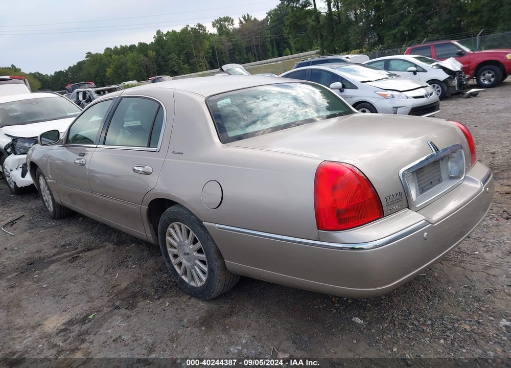 2003 LINCOLN TOWN CAR SIGNATURE VIN: 1LNHM82W33Y678718