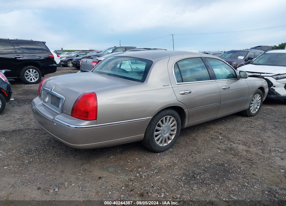 2003 LINCOLN TOWN CAR SIGNATURE VIN: 1LNHM82W33Y678718