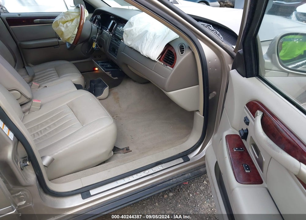 2003 LINCOLN TOWN CAR SIGNATURE VIN: 1LNHM82W33Y678718