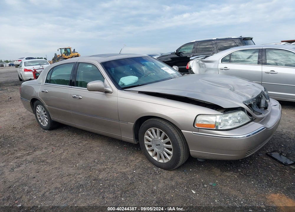 2003 LINCOLN TOWN CAR SIGNATURE VIN: 1LNHM82W33Y678718