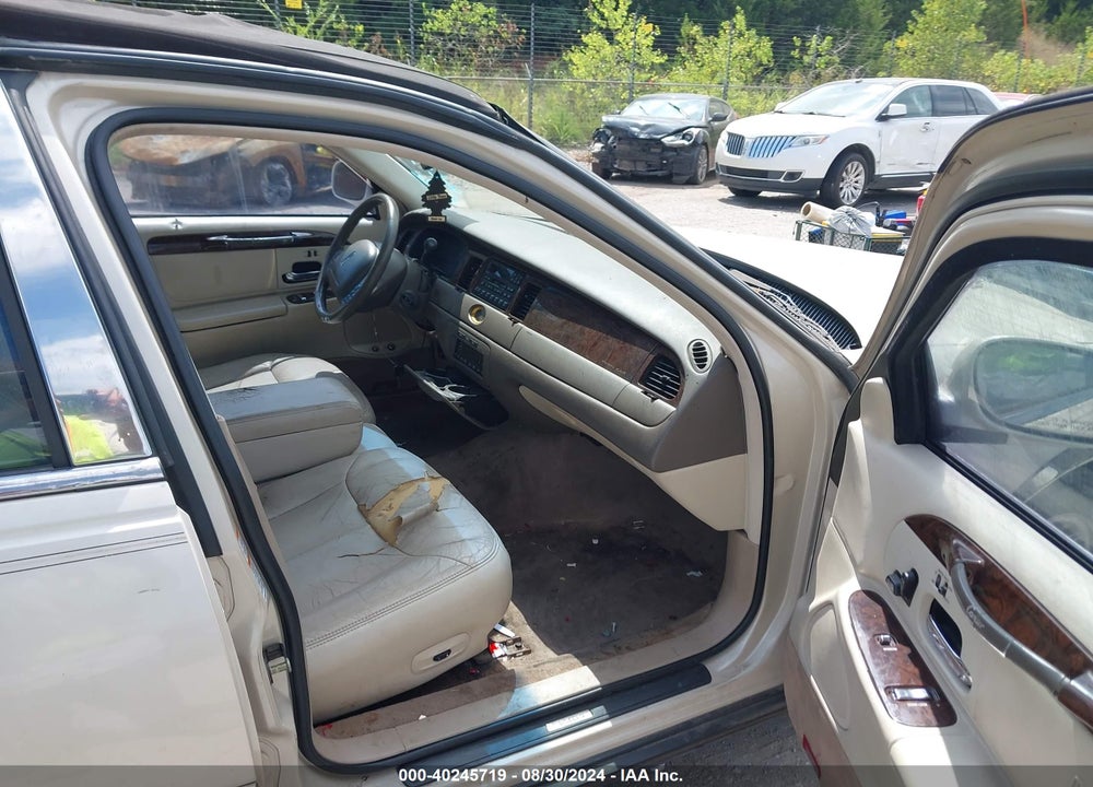 1999 LINCOLN TOWN CAR CARTIER VIN: 1LNHM83W5XY677395